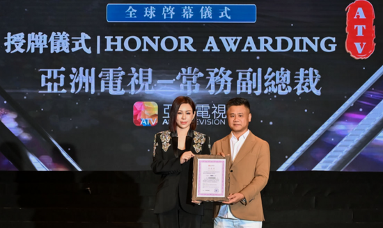 图：邓俊杰主席为周彦燕女士颁发聘书