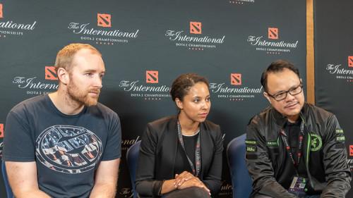 Evil Geniuses首席执行官(中)、雷蛇全球电子竞技总监(右)▲