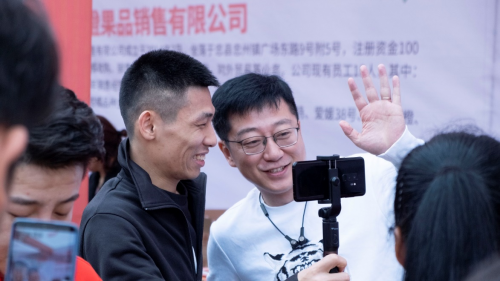 旭旭宝宝、朱一旦直播现场