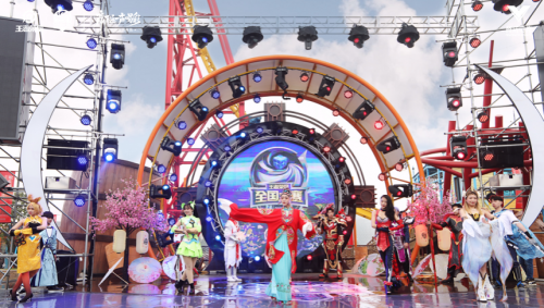 活动现场的演出将气氛推向高潮