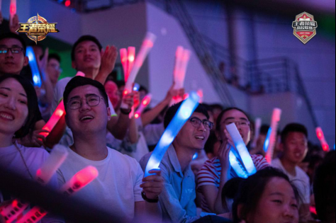 （现场观众激情打CALL）