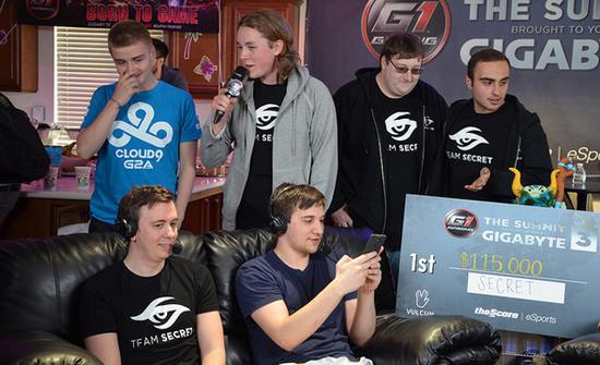 (TS3简陋的颁奖仪式，手写冠军板)