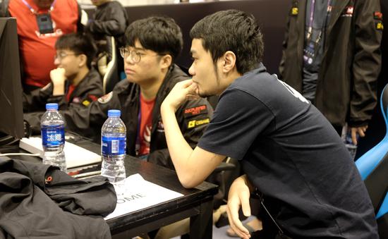 顶着巨大压力继续担任教练，xiao8身上的担子并不轻松