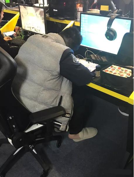 天冷，韦神的人字拖换成了棉拖