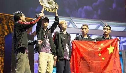 TI4夺冠阵容，从左至右依次是狗哥，MU，HAO，xiao8和香蕉