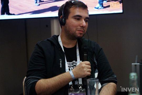 帕维尔·斯莫列夫斯基，游戏枪战和动作设计的负责人