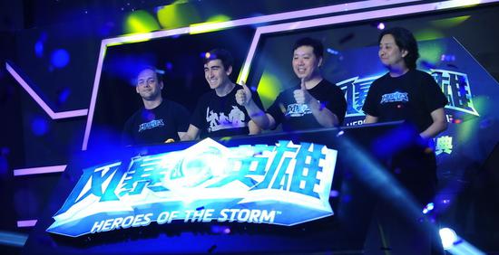 两人一同出席风暴英雄中国上市庆典