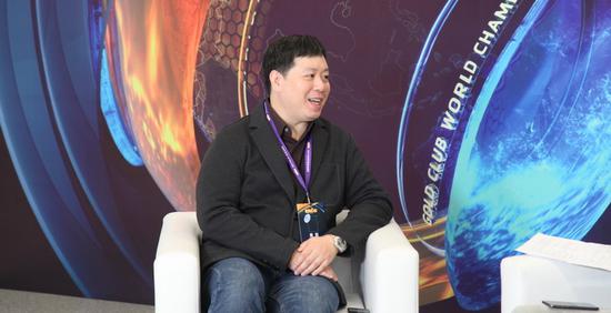 在交谈中他一直保持着招牌式的绅士笑容