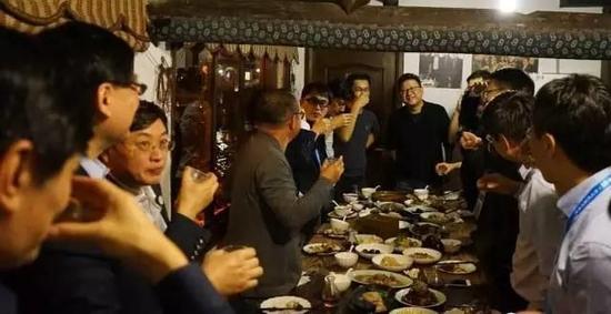 乌镇的世界互联网大会上，马化腾重回丁磊饭局。而饭局外的电竞领域，网易能够和腾讯肩并肩吗