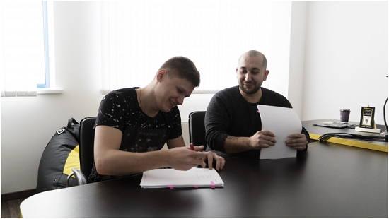 签了吧，小伙子，别犹豫了