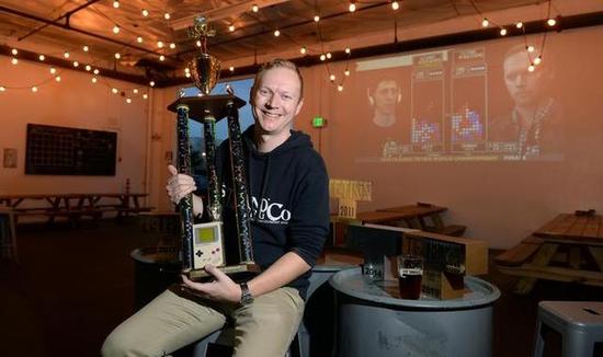 乔纳斯·纽鲍尔（Jonas Neubauer）