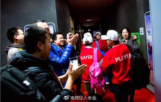 赛后接受采访的Etab女队