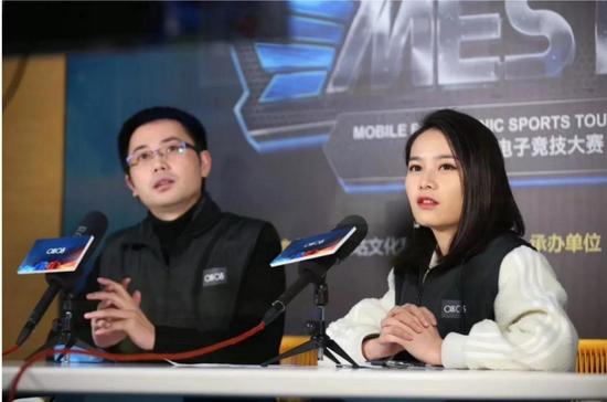 （专业解说李军与美女主播通过咪咕游戏和咪咕直播全程直播点解）