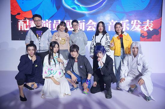 图6：声优与coser 们合影留念