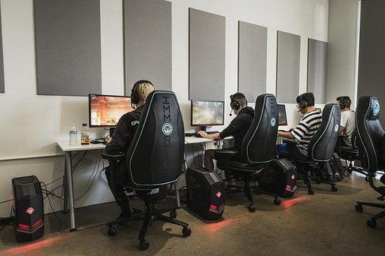 宿舍中，洛杉矶英勇队的队员们正坐在电脑桌前训练