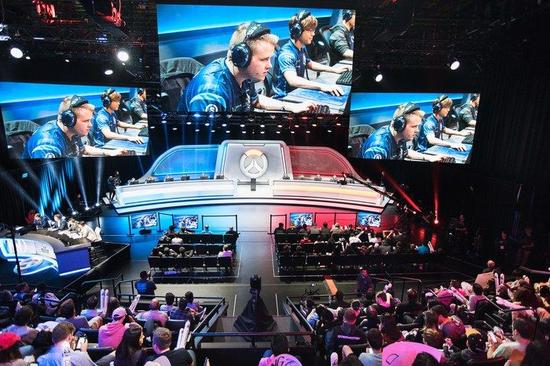 人声鼎沸，装修豪华的“暴雪竞技场”。