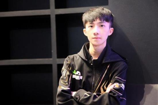 而且这个开挂者极其嚣张地说“能吃你爹一把分 我叫你爹”。