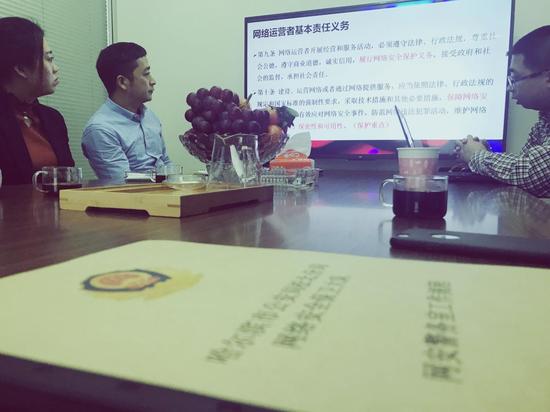 网安大队正指导和和互娱工作人员学习网络安全相关知识