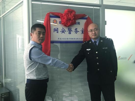 和和互娱CEO刘雪峰与网安大队领导友好握手