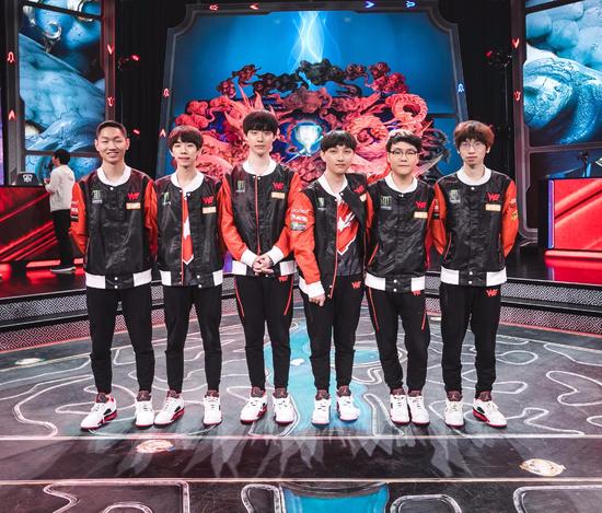 维持主力阵容的WE