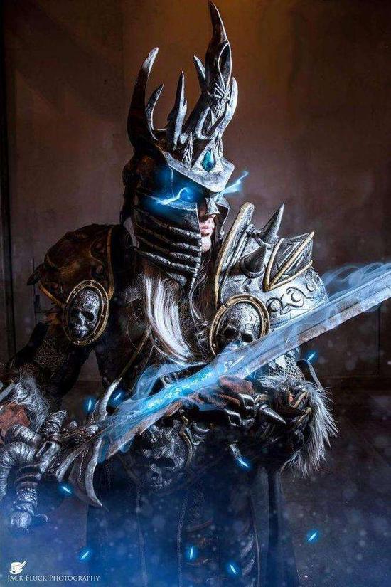《魔兽》巫妖王cos 阿尔萨斯电眼特效太霸气