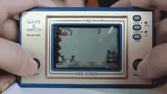 Game & Watch 推出过很多款式，有单屏版，也有上下双屏版。