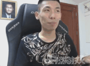  旭旭宝宝：就是这个背对小马哥的货