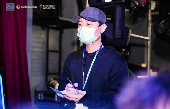 （学生作为赛事裁判）