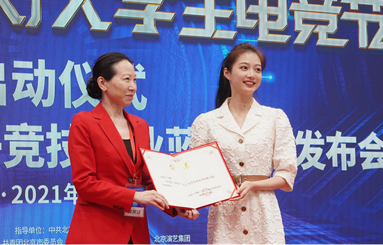 中信银行财富管理部总经理王燕、中国传媒大学冯琳