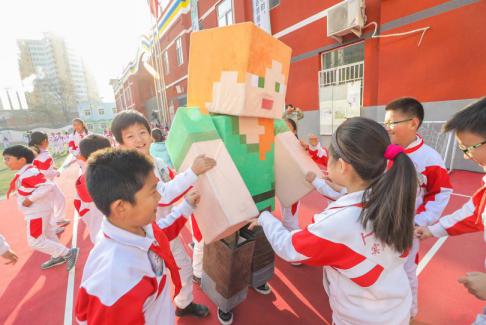 孩子们和《我的世界》玩偶互动