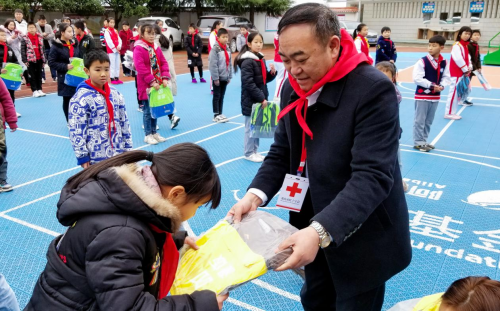 （发放爱心书包）