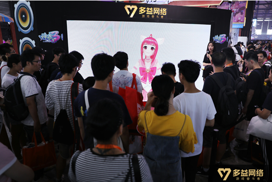 多益网络ChinaJoy展区小昕与观众互动