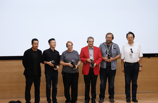 游戏学院奖 颁奖嘉宾：中央美术学院城市设计学院院长王中、清华大学教授林华。领奖人：Arte-Mecenas、画中世界、瓦尔登湖、折扇。