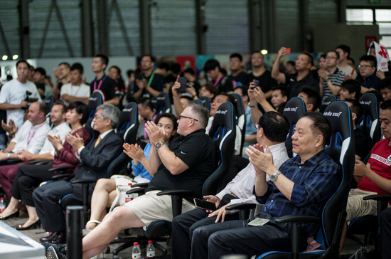 陈健仁主席——第一排右一