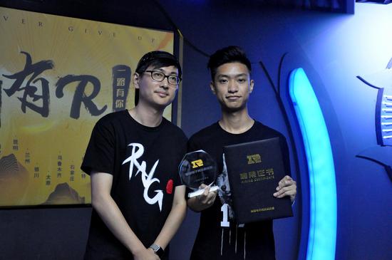 RNG媒体发言人李杰明与RNG上海粉丝后援会会长阿通合影留念
