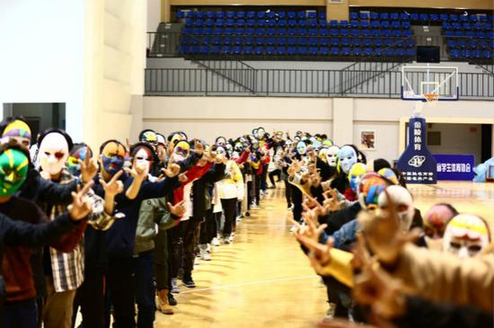 吉林动画学院同学绘画英雄联盟脸谱助威