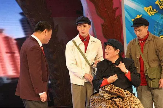 春晚小品《功夫》中，赵本山哄骗范伟突然成交的拍卖模式正是运用了荷兰式拍卖的相关理念。