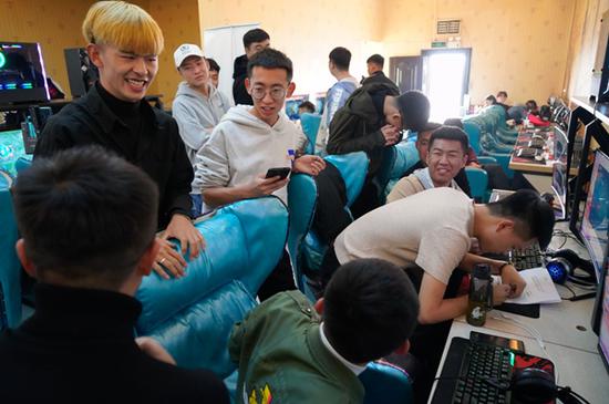 比赛间隙大家热烈交流