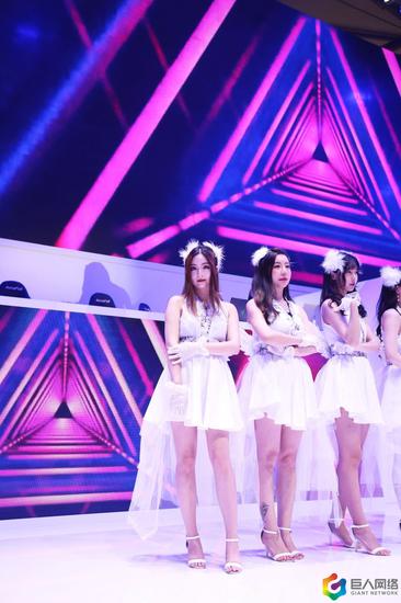 小姐姐看我镜头了，赶紧把相机扶稳争取今天拿到鸡腿儿