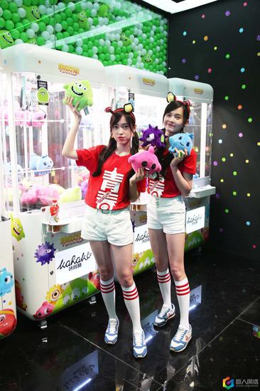 一起来《球球大作战》展台和我们一起抓娃娃