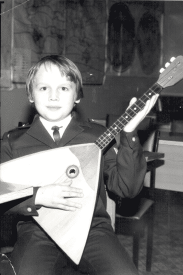 Slava儿时的照片，大概是颜值巅峰了