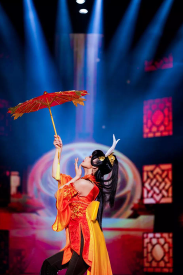 2021央视的网络春晚中，青年舞蹈家扮演《王者荣耀》中的英雄公孙离，呈现中国舞《一舞惊鸿》