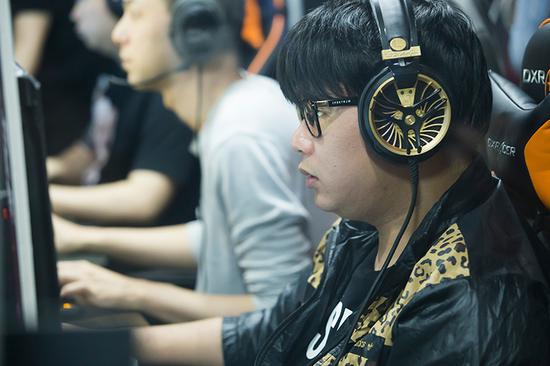 图拉夫及队友在比赛当中