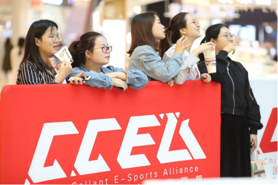 图为《绝地求生：刺激战场》吸引众多女粉丝驻足观展