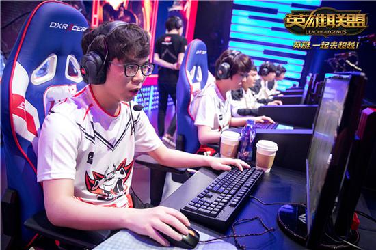 LPL赛场上的JDG选手