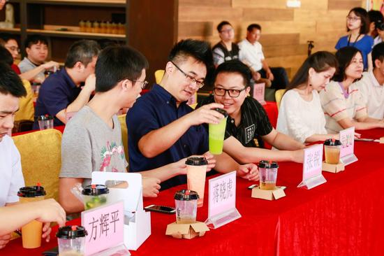 阿里体育电子体育部副总经理张锐现场试喝充茶