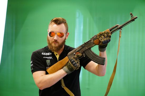 爱德华：来上海换了发型，变身战神。乌拉！