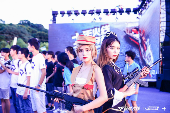 不仅仅是CFer，见面会现场也聚集了各路大神玩家，COSER，为穿越火线增加火力。