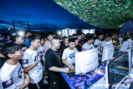 由官方组织的现场比赛，玩家热情参与