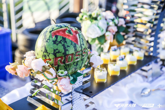 玩家在现场收到了印有CFlogo的T恤及伴手礼等精美周边，满载而归。